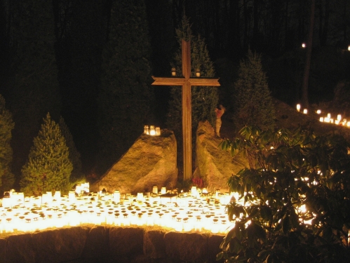 Christian_Cross_at_a_cemetery_on_Christmas_eve